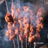 架一炭炉，几串烤肉，一杯冰啤，钟情于夜晚的静