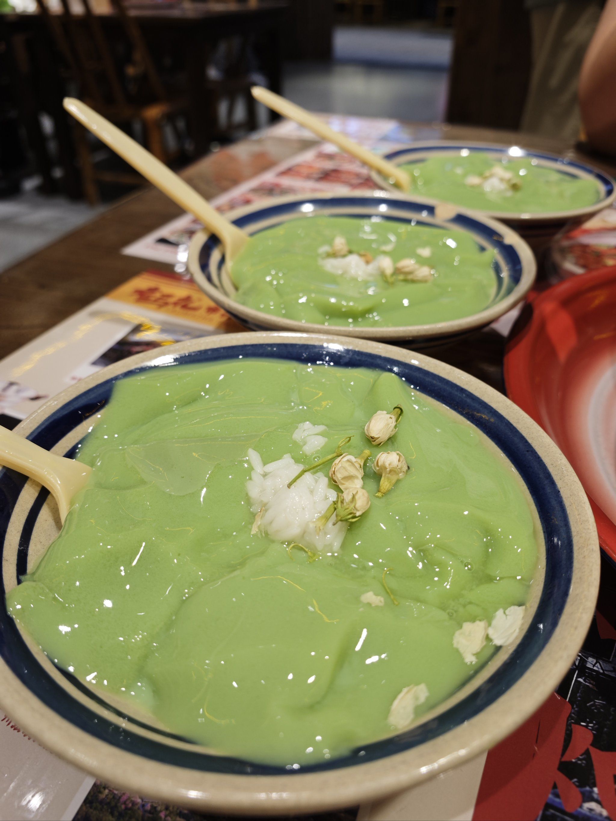 天河南的某家火锅店新开张,
吃到了这碗绿绿的茉莉抹茶冰粉,
清甜