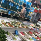 滨江百联旁边，以前是开在通北路海鲜一条街的饭店