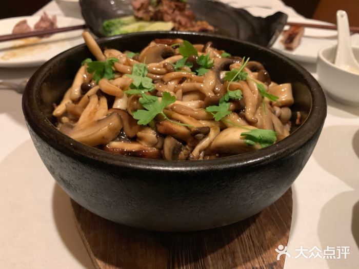 富瑶新派粤菜馆有机杂菌石锅焗饭图片