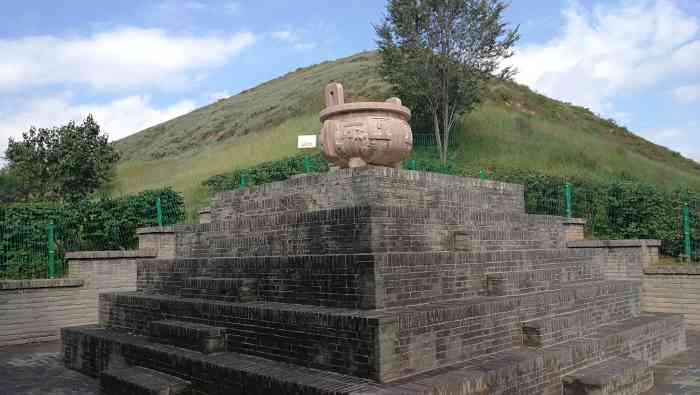 西宁南凉虎台遗址公园-"南凉曾在这里建都.进了门就是开阔的广场.