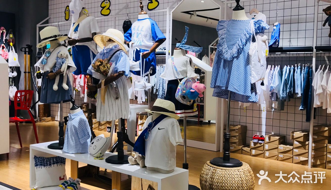 衣服的质量中等，价格市场价