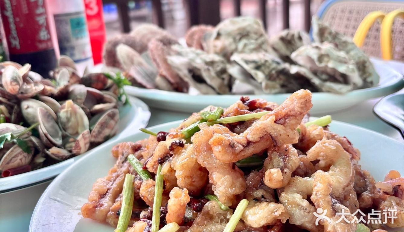 逛完啤酒城，正好来品尝美食啦~