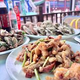 逛完啤酒城，正好来品尝美食啦~