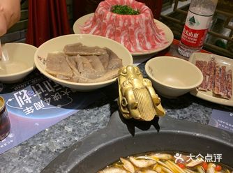大家对吃辣的实力，看看这个锅底上面漂浮着一层辣椒