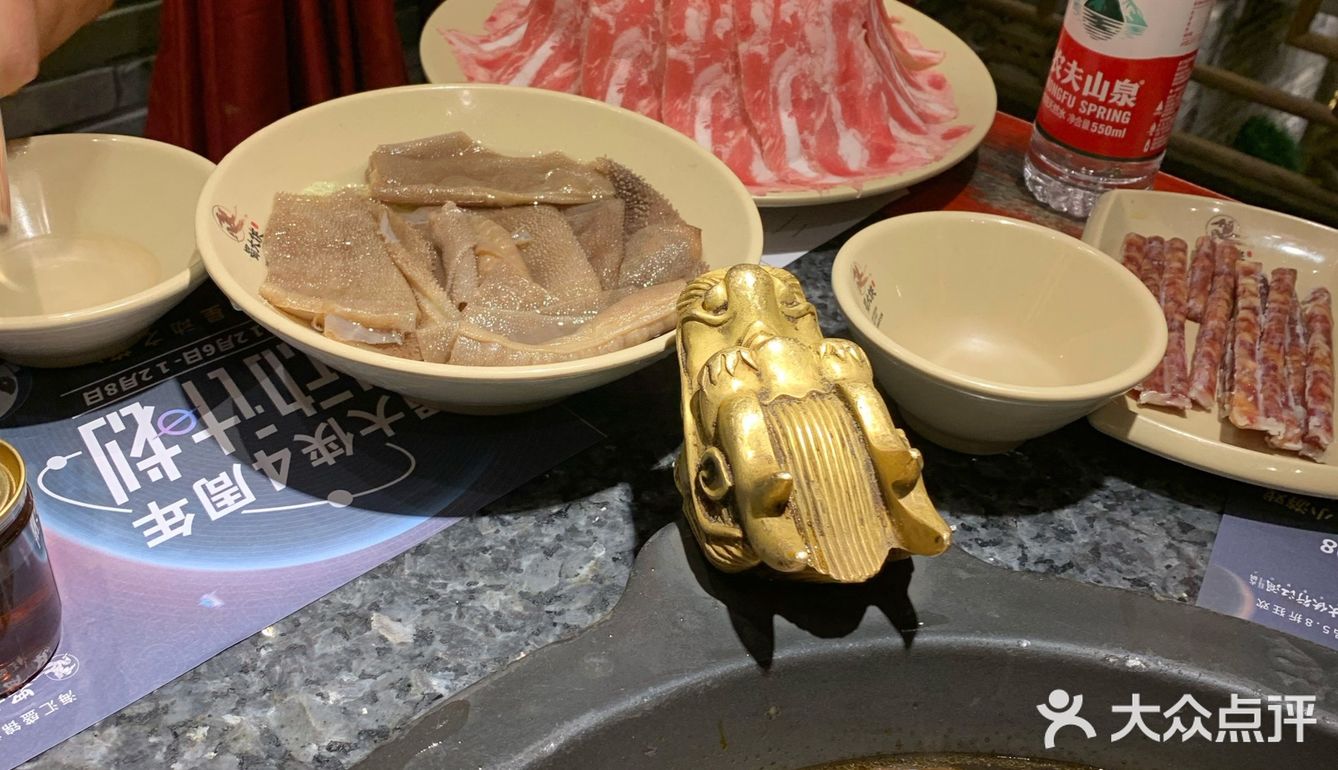 大家对吃辣的实力，看看这个锅底上面漂浮着一层辣椒