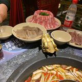 大家对吃辣的实力，看看这个锅底上面漂浮着一层辣椒