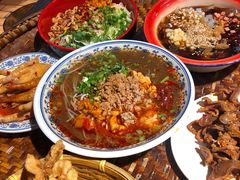 -爆炸头阿姨小四川正宗川味小吃(无任何分店)