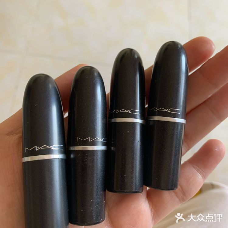 厚涂非常显白，质地是mac最润的质地