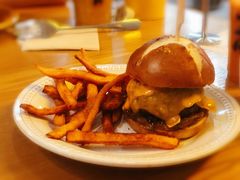 27牛肉汉堡-HELLO 27 意面·沙拉·帕尼尼