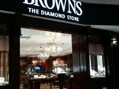 商店-奥利弗·雷金纳德·坦博国际机场