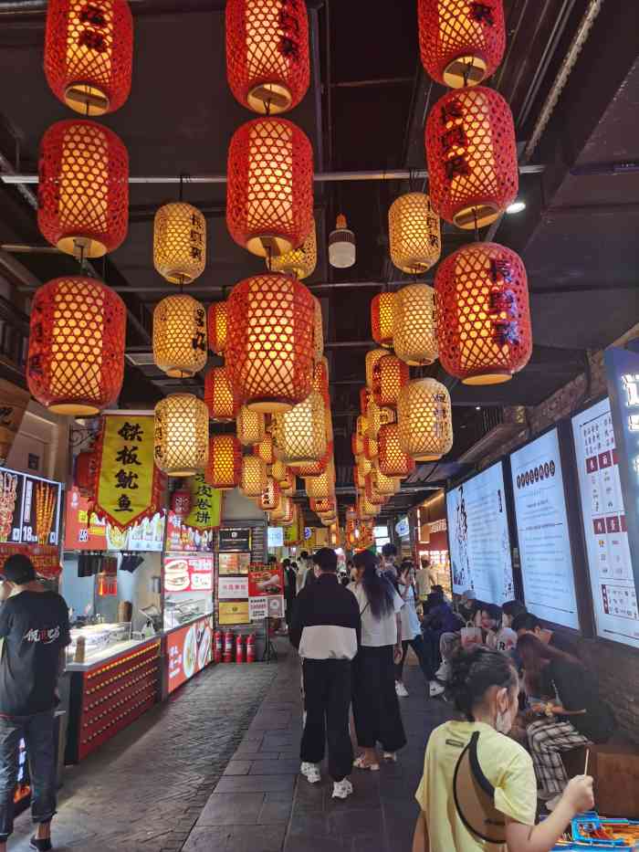 长兴里小吃街「中央大道美食街」这里装修好第一次去.