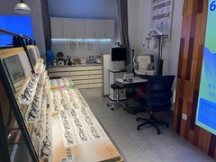 -LOOK眼镜·蔡司依视路配镜(宝山万达店)