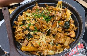 Sauce-Braised Chicken Feet and Frog