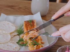 烟熏三文鱼配烤饺子皮和芥末籽酱-BOR Eatery(安福路店)