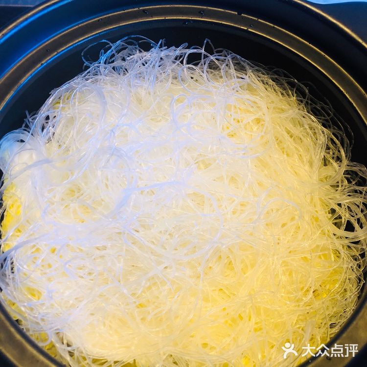 蒜蓉海鲜锅 步骤: ️海鲜处理:贝壳类清洗干净、蛏子