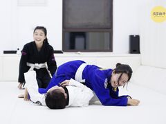 -菠萝格斗巴西柔术训练馆