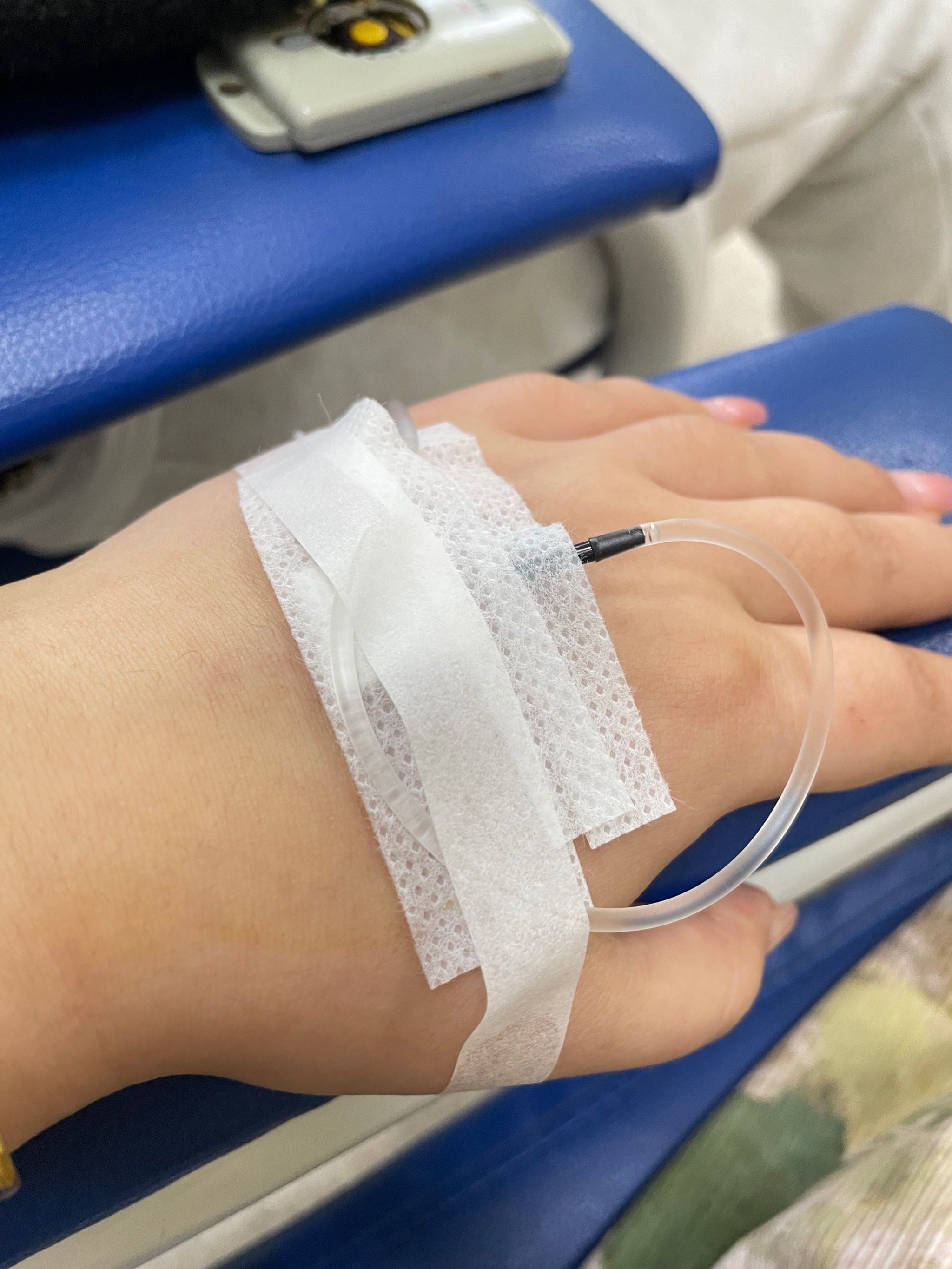 吊瓶搞上了,这小护士扎针不疼