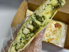 香草罗勒鸡肉奶酪饼-CIN CIN CANTINA&BAR