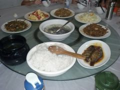 满桌食物-黄山白云宾馆