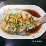葱切好，鱼肚子塞点生姜和葱，剩下的姜和葱段铺在鱼身上