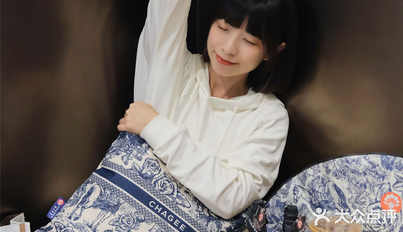 ⽆语了[流汗]买奶茶送的东⽅冰茶显眼包太能装了吧