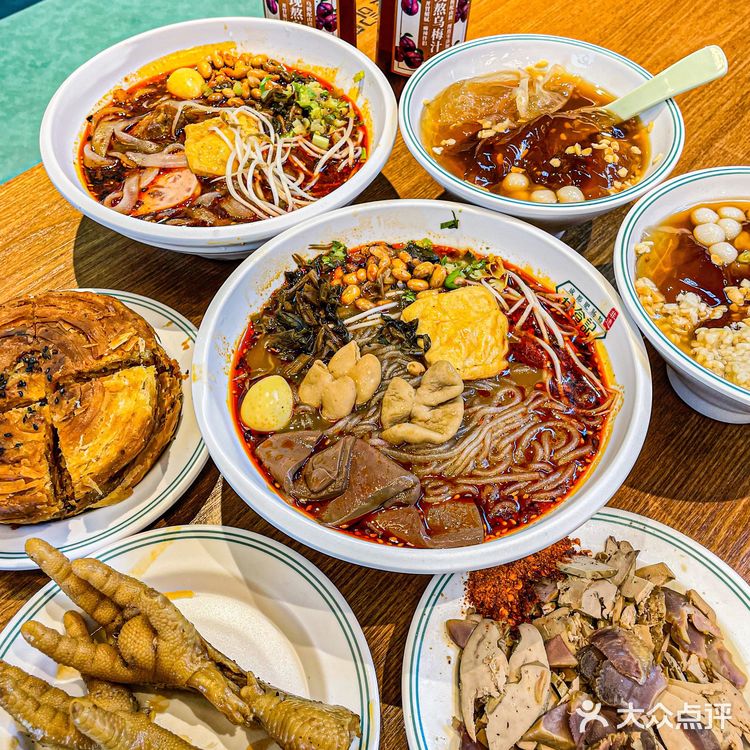 人均20吃成都最地道肥肠粉！实现嗦粉自由！