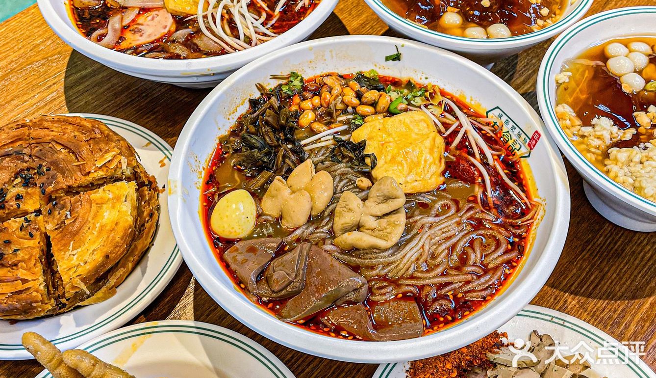 人均20吃成都最地道肥肠粉！实现嗦粉自由！