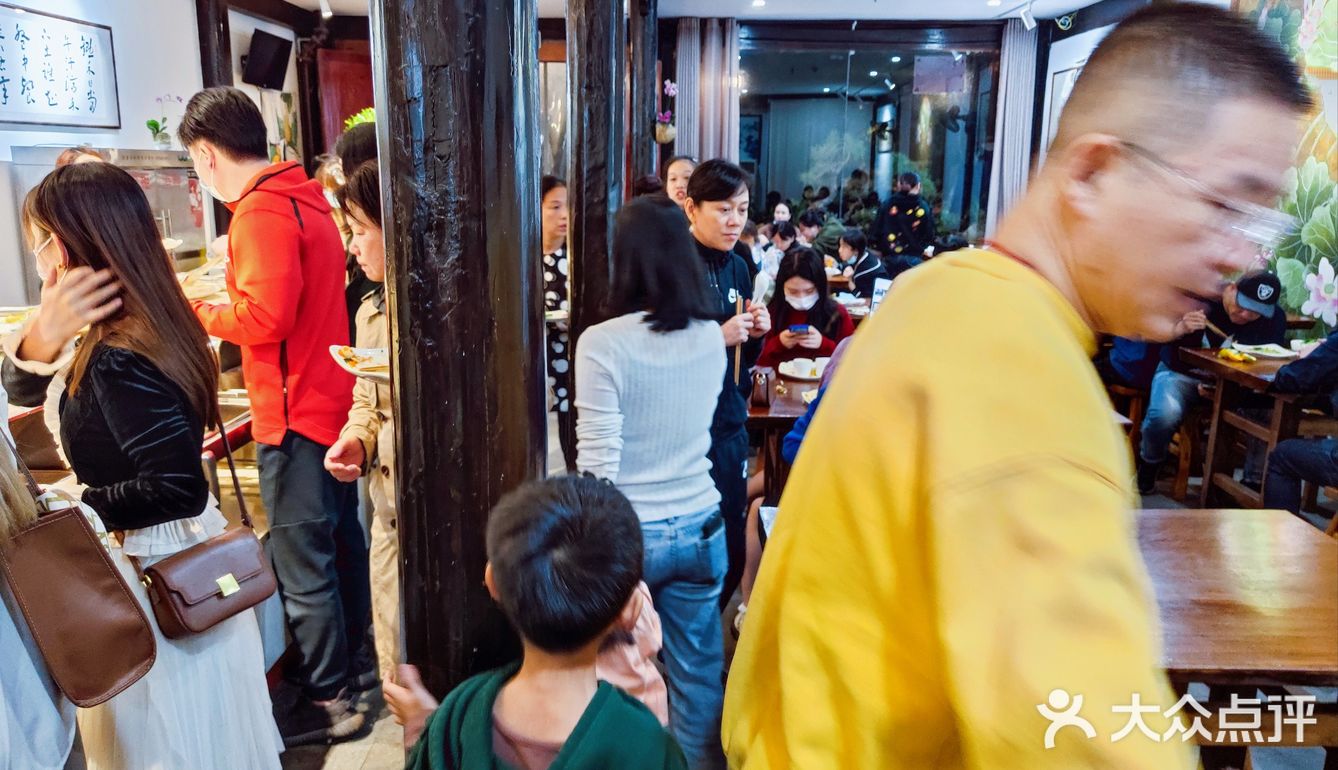 暗黑级体验，场面如同大型赈灾现场