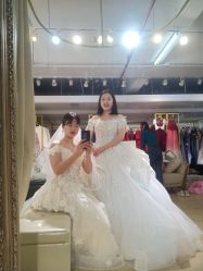 -月月婚纱礼服仓储店(王府井店)