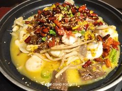 民族草帽雪山乌鱼-桥边小楼·手工云南菜·丽江地标美食