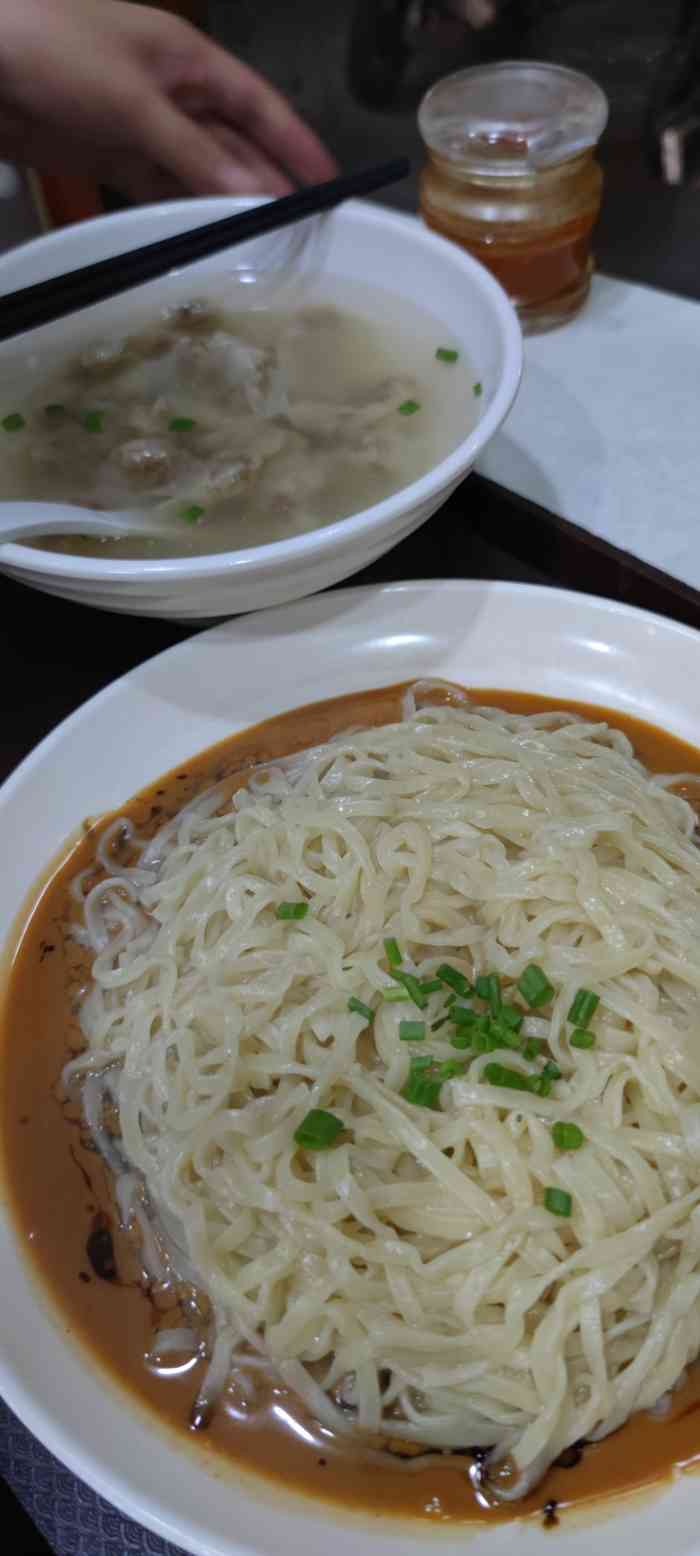 拌面大王(五四路店"还是挺好色,见面虽然比较小,但是服务很周.