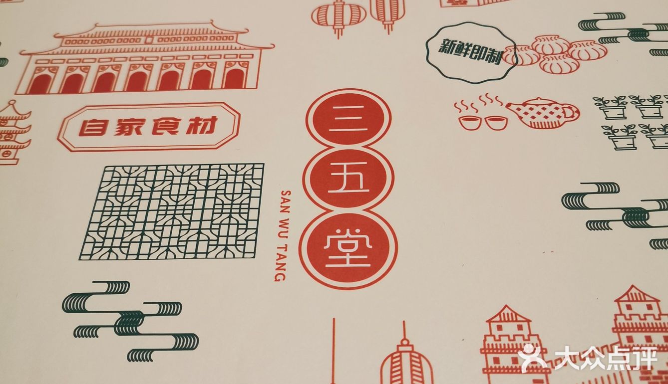 其实是酸酸的口味，很微妙。有调酒吧台，也有自助饮料