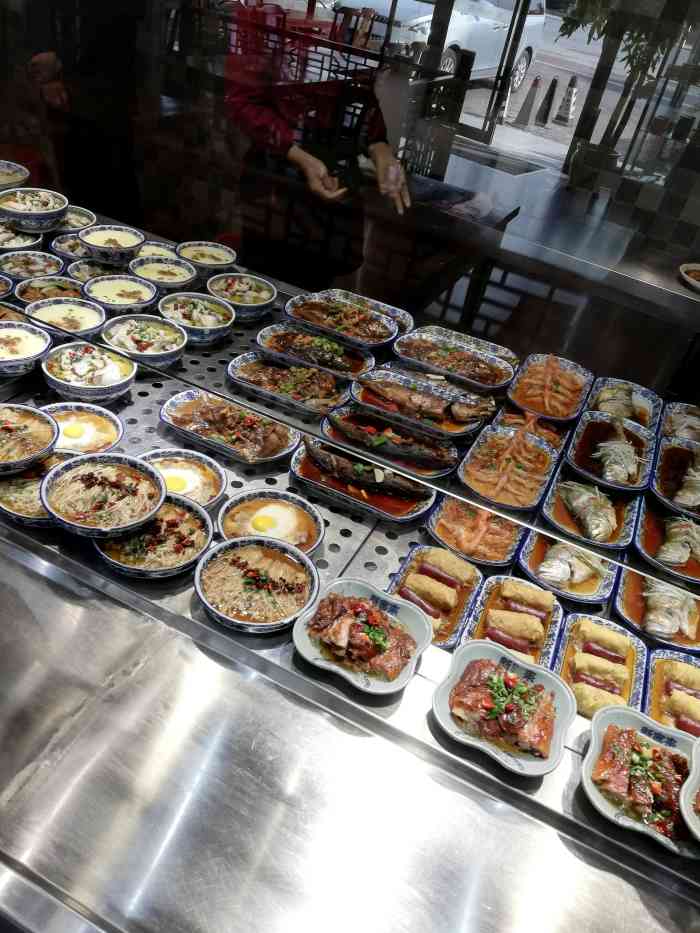 这家新客来大食堂座落于芦潮港的紫菁庭小区的对面饭厅干净利落光线