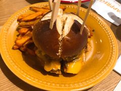 牛肉汉堡-HELLO 27 意面·沙拉·帕尼尼