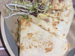 培根虾仁凯撒迪亚芝士饼-遇见西木美式餐厅(体育路店)