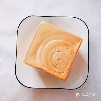 甜苦瓜椰奶味吐司 特色推荐： 一开袋，撕开吐司面团、