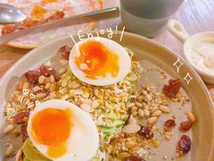 两只牛油果朝一溏心蛋烤全麦面包-salée