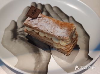 这家西餐店的甜品做的挺好吃的,排盘也很有艺术感