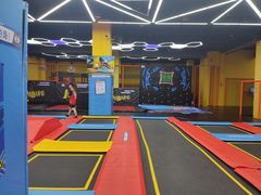 -爱蹦iBOON蹦床运动馆(江汉店)