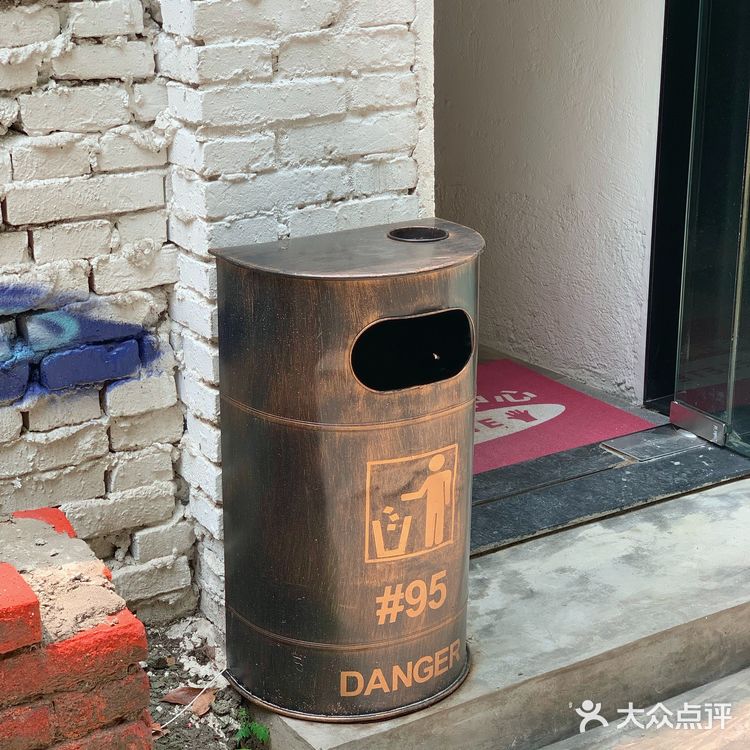 废墟里的超酷机车咖啡店🛺就是开着玩儿