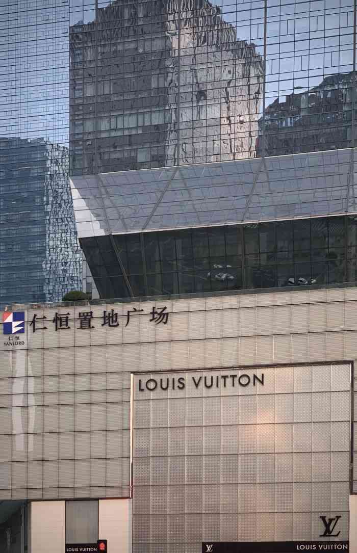 仁恒置地广场-"最炫最大的lv橱窗日夜闪烁,路人甲乙丙丁.