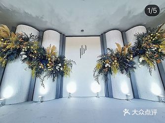 泰式婚礼一般都是较为简洁的设计   大片的留白引人遐