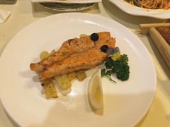 扒三文鱼排配煎土豆角-老井俄式餐厅