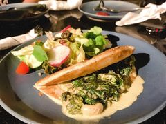 菠菜蘑菇脆饼配蔬菜沙拉-Fern Forest Cafe