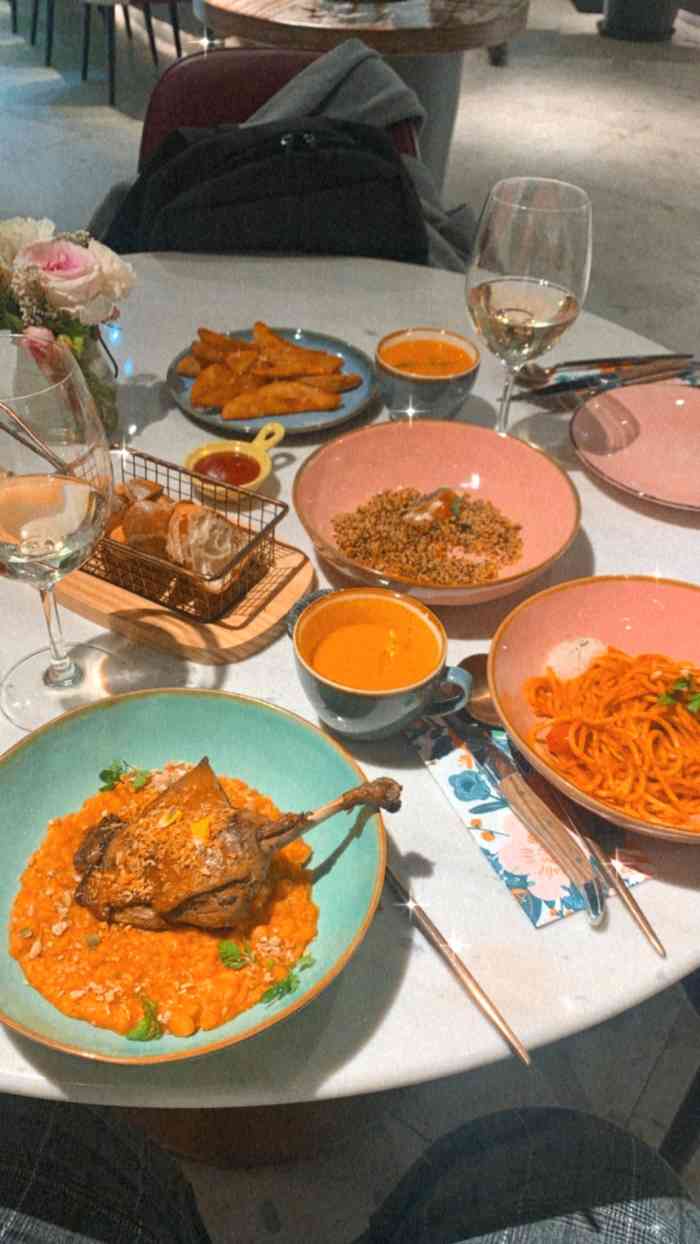 520挑的餐厅,环境那是相当满意,非常适合情侣约会～我们点了520套餐