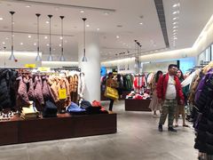 -URBAN REVIVO(高德置地广场·春广场店)