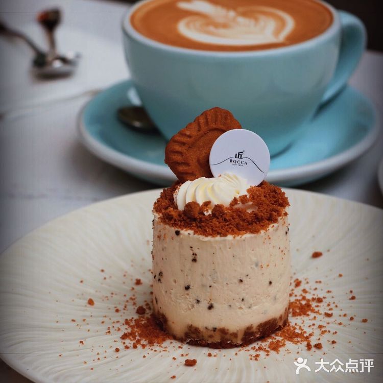 映入眼帘的竟然是梦幻Bar,每日18点营业,周二