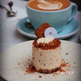 映入眼帘的竟然是梦幻Bar，每日18点营业，周二