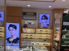 -光明眼镜·蔡司授权(徐泾店)